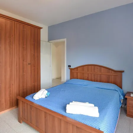 Apartman Lovely In With Swimming Pool
